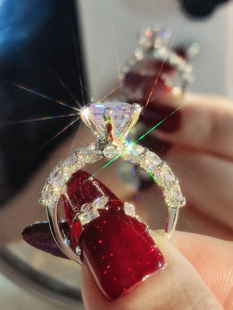 六爪皇冠半壁江山钻戒女18K白金仿真高碳钻石戒指女两克拉订婚戒