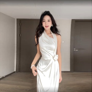 高端缎面修身 新款 宴会长裙2026年春季 白色优雅纯色晚礼服女挂脖式