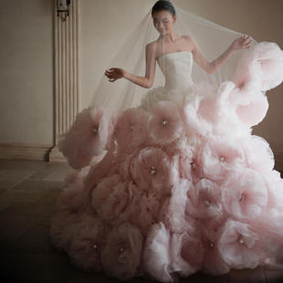 甜美轻奢粉色抹胸婚纱立体花朵拖尾公主风梦幻婚纱礼服裙出门纱