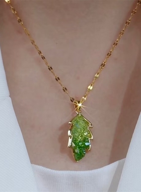 小清新绿色水晶树叶项链2025新款时尚百搭锁骨链气质金枝玉叶颈链