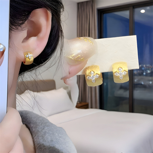 拉丝金属四叶花耳扣耳环2026新款高级感轻奢气质简约时尚耳饰耳坠