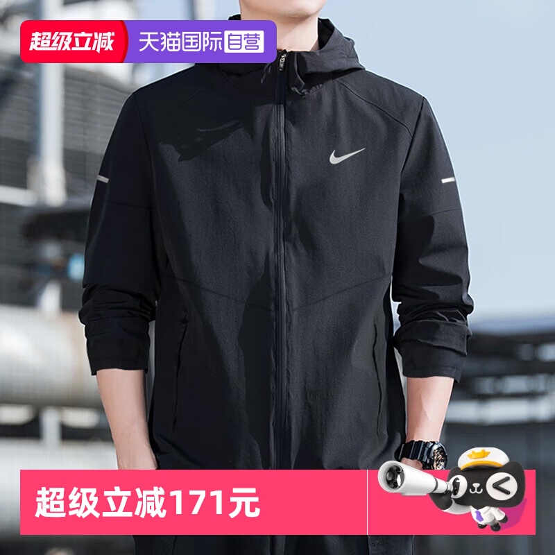 拒水梭织搭配风帽，助你从容应对潮湿天气。