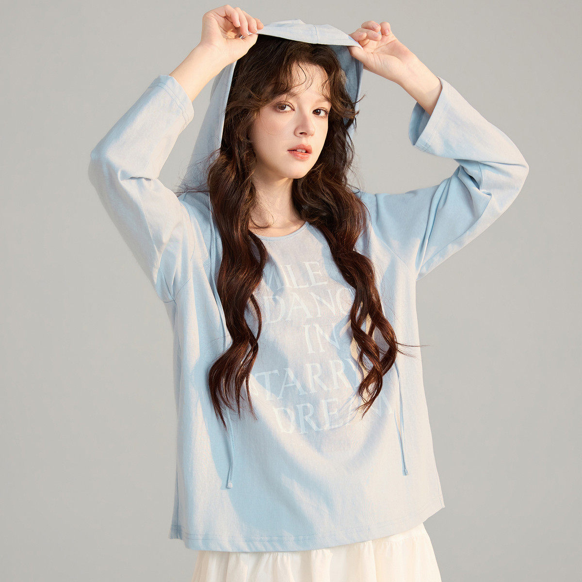 唐狮2026春装新款女装连帽长袖T恤浅蓝色宽松连帽上衣休闲慵懒风