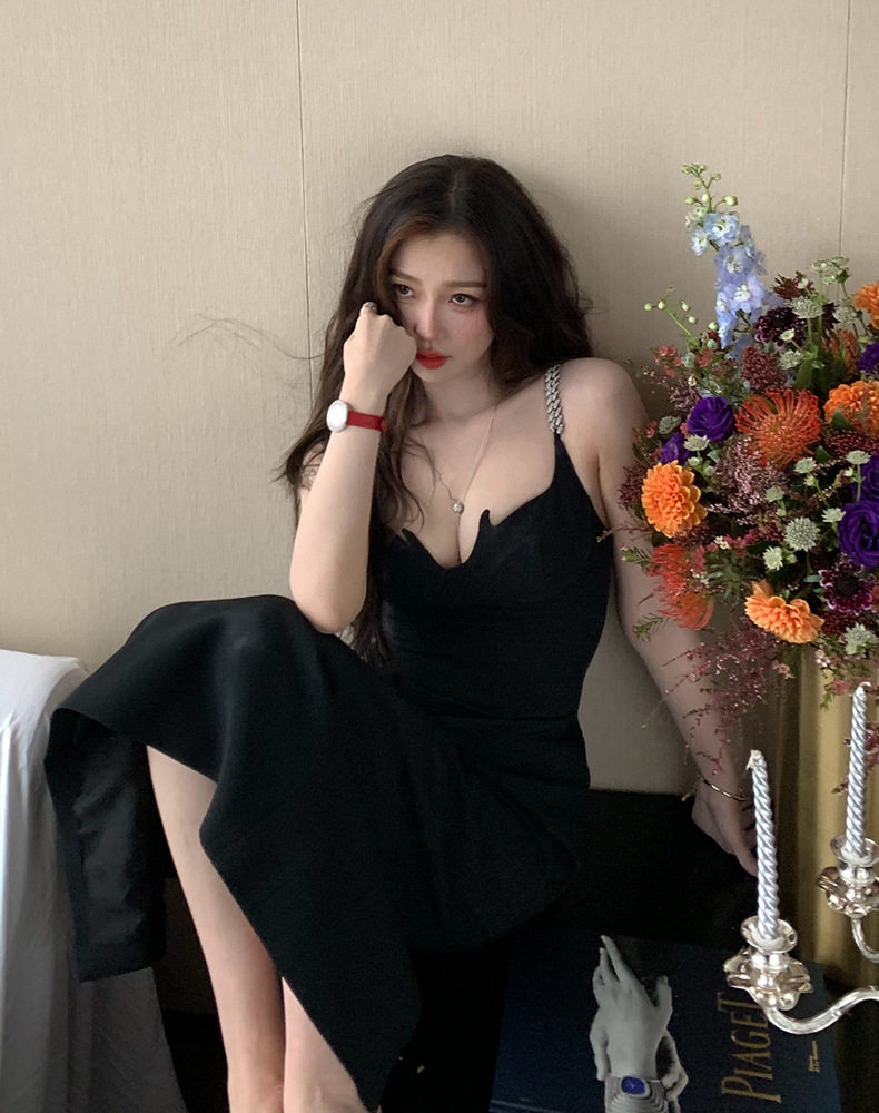 虞书欣同款黑色吊带连衣裙2022冬新款性感纯欲气质小礼服开叉长裙