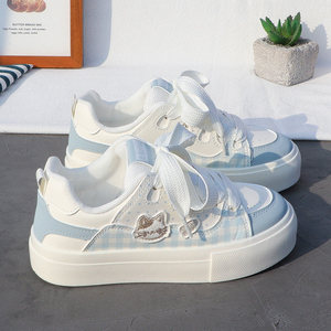 2026春季新款可爱风厚底板鞋女小众设计学生小白鞋透气运动休闲鞋