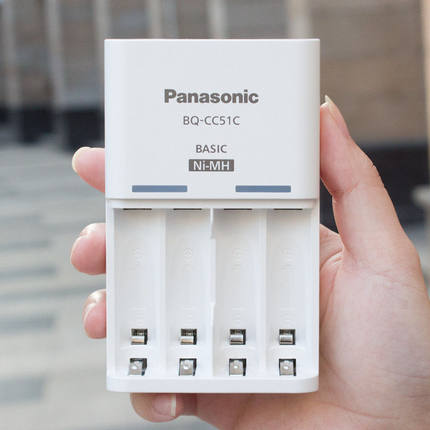 松下急速充电器 五号 AA 七号 AAA 电池 通用充电器 可充5号7号2节或4节 镍氢充电电池 转换筒