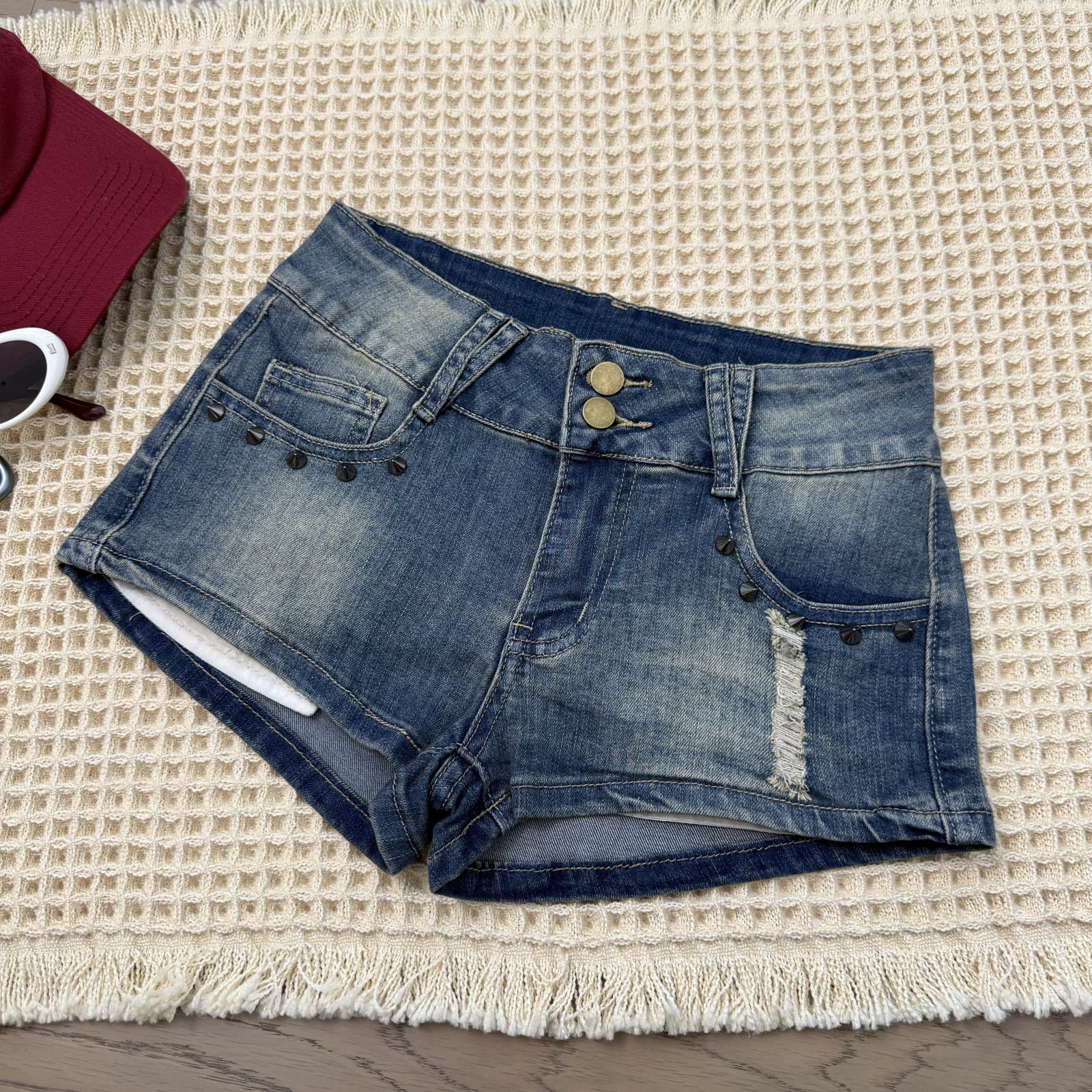 美式辣妹低腰牛仔短裤女夏新款柳钉破洞紧身弹力包臀a字超短热裤