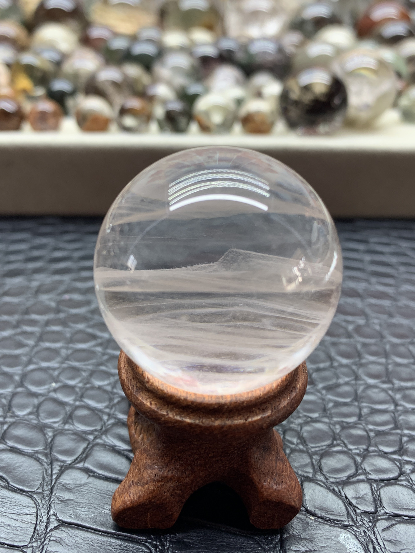 天然白幽灵千层水晶球摆件仙气飘飘幽灵球直径33.3毫米