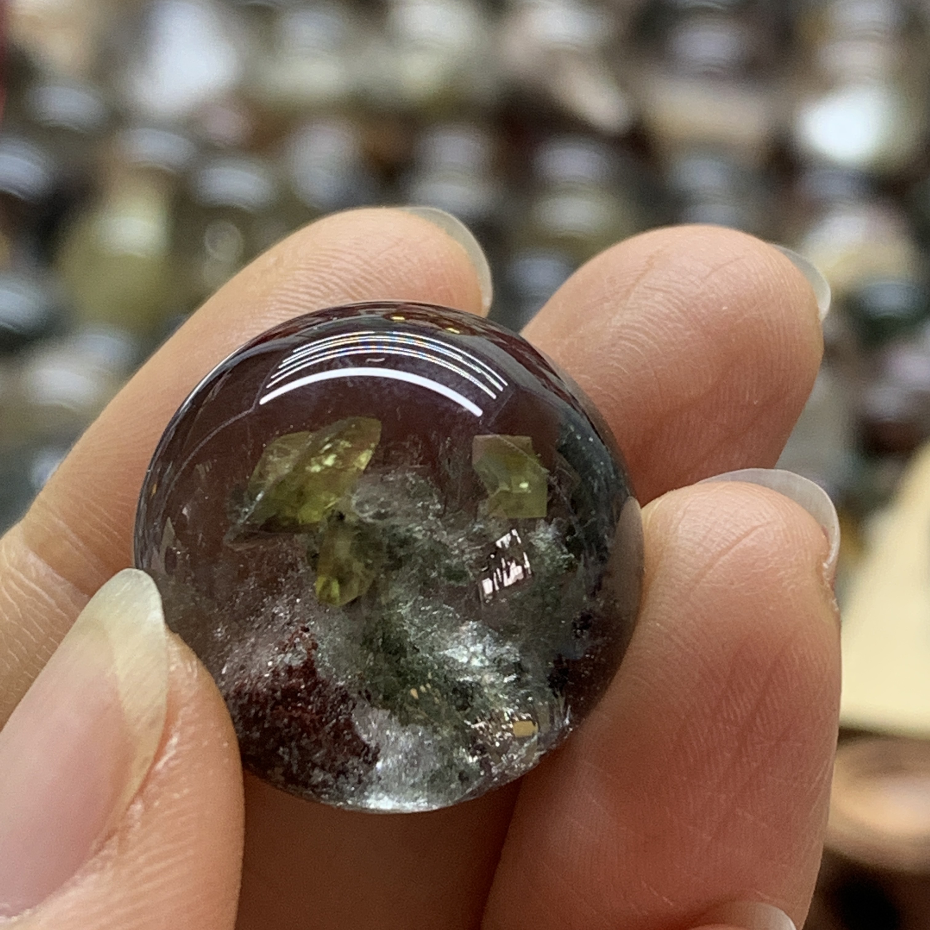 天然绿幽灵瓜子矿水晶球直径23毫米矿石共生水晶