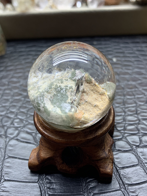 天然绿幽灵金字塔山花幽灵塔山水晶球摆件直径33.2毫米