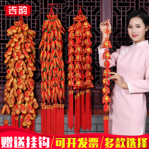 春节过年客厅室内装饰红辣椒鞭炮