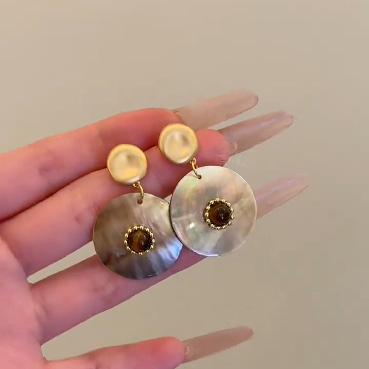 轻奢圆片贝壳虎眼石耳环显脸小