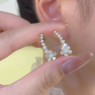 小众独特一排钻花朵耳环女时尚精致简约高级感冷淡风2024新款耳钉