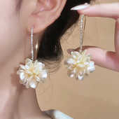 奶白色花朵耳环2024年新款 高级耳饰女 巴洛克气质耳坠花瓣小众个性