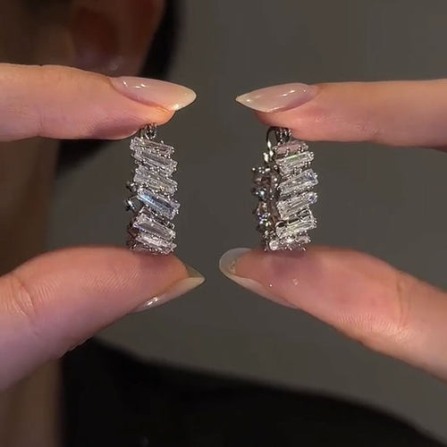 轻轻精致锆石圆圈耳环