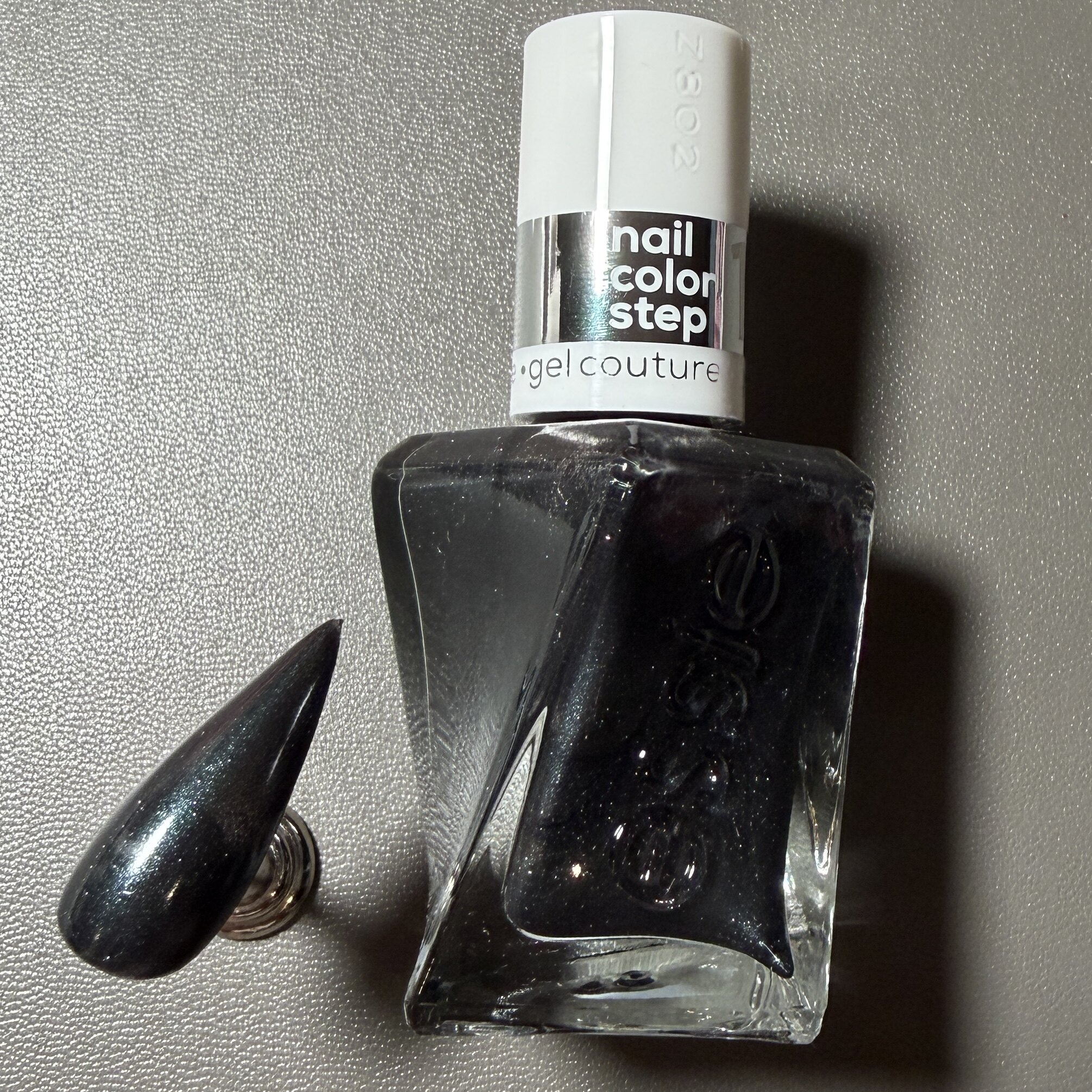 Essie微光疗甲油 Black Diamond深邃纯黑基底细腻银蓝绿偏光细闪
