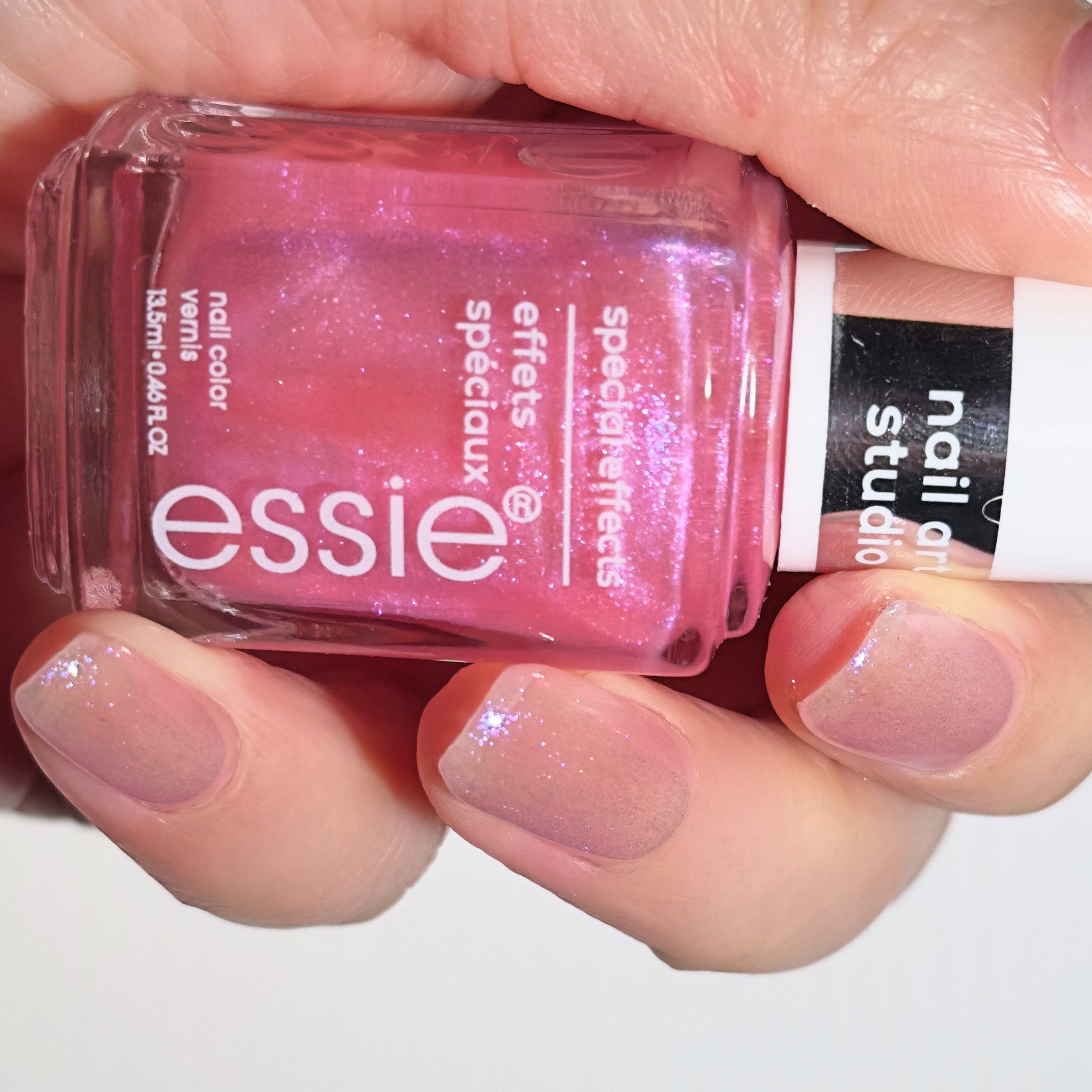 ESSIE指甲油20 Astral Aura 星界光晕泡泡糖粉/树莓粉紫调偏光