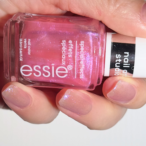 ESSIE指甲油20 Astral Aura 星界光晕泡泡糖粉/树莓粉紫调偏光