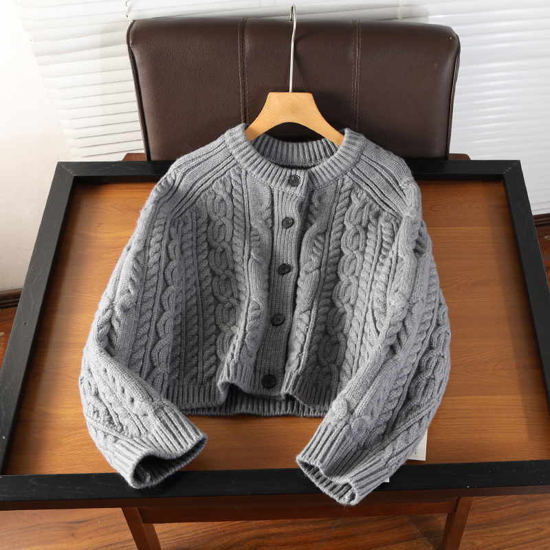 北欧小众 极简风 时尚百搭圆领绞花单排扣纯色针织开衫外套xg1202