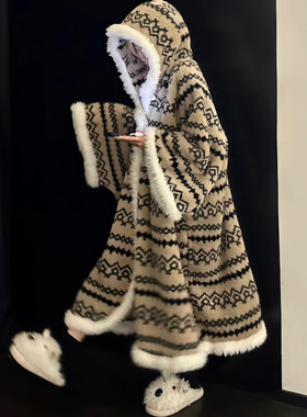 加厚珊瑚绒保暖连帽斗篷家居服