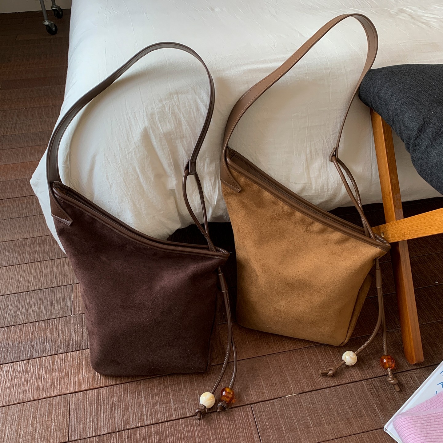 2025新款秋冬复古麂皮绒棕色饺子包通勤百搭斜挎包