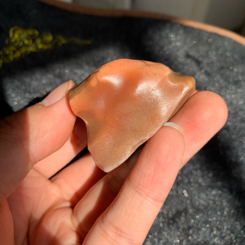 新疆哈密地表籽料天然红蛋白原石把玩件重62.2克戈壁罗布泊奇石料