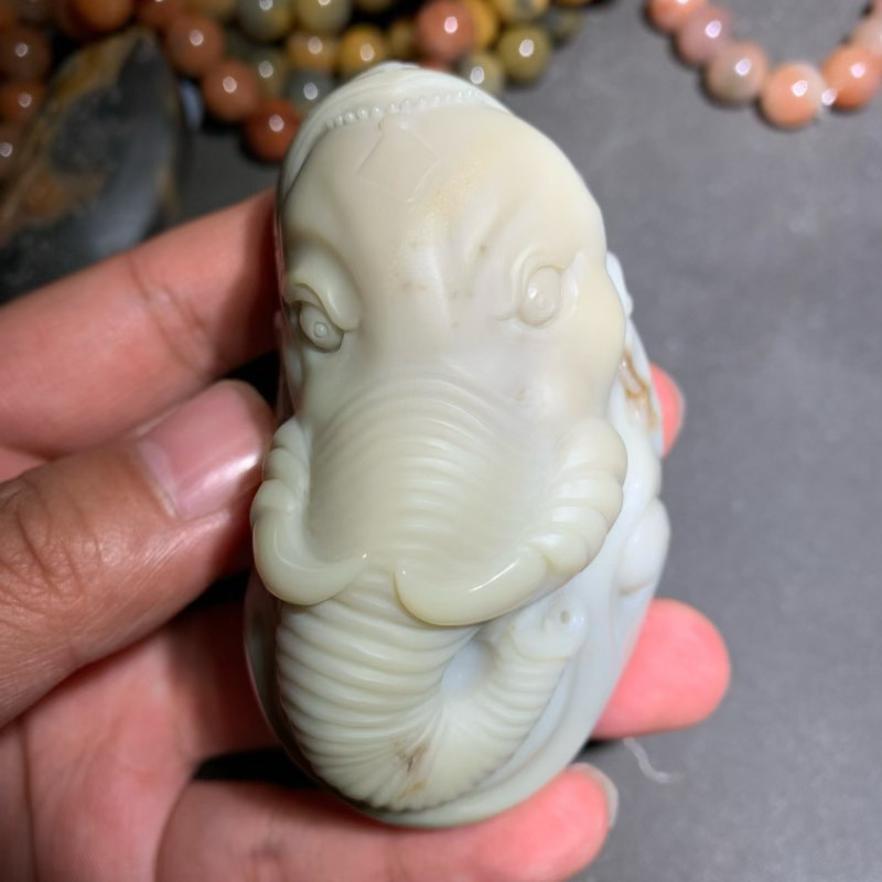 新疆乌尔禾地表籽料泥石玉原石雕刻件大师工太平有象沙漠漆金丝玉