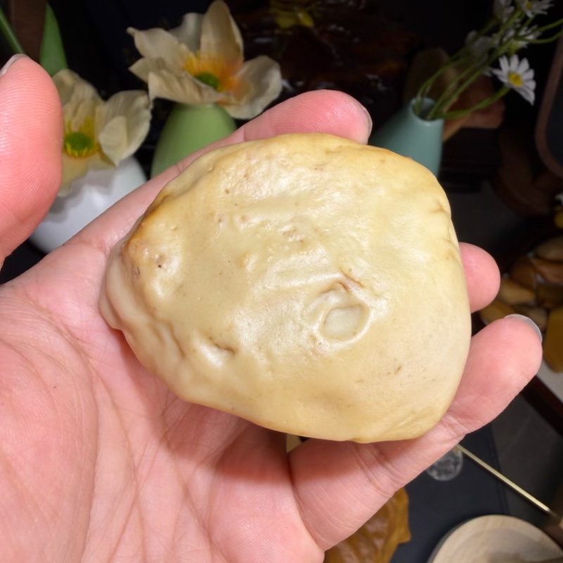 新疆天然地表籽料油坨子冻光沙漠漆原石把玩件重237克戈壁奇石料