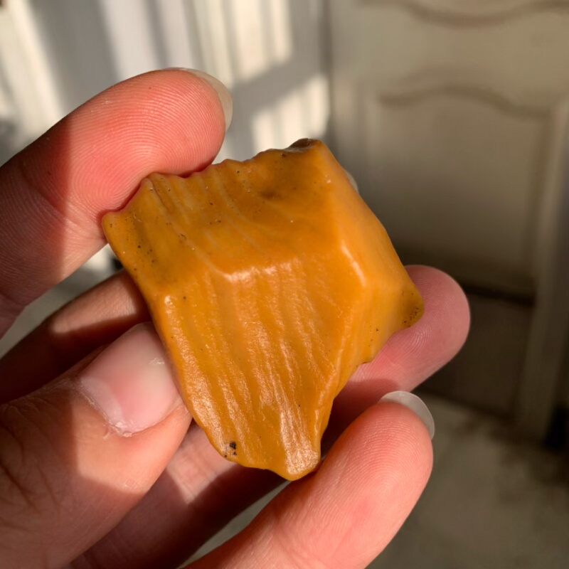 天然鸡油黄螺旋纹沙漠漆原石把玩件重36.4克雕刻出精品戈壁奇石料