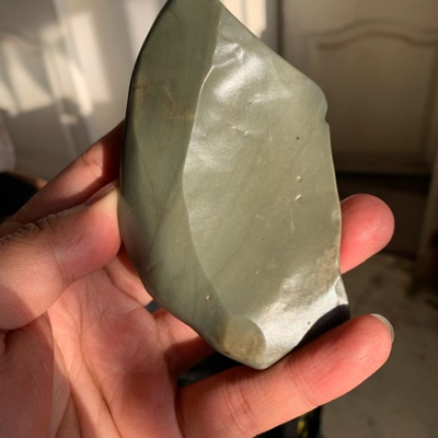 新疆哈密地表籽料泥石玉微透光彩泥油性高重173.3克雕刻出精品料