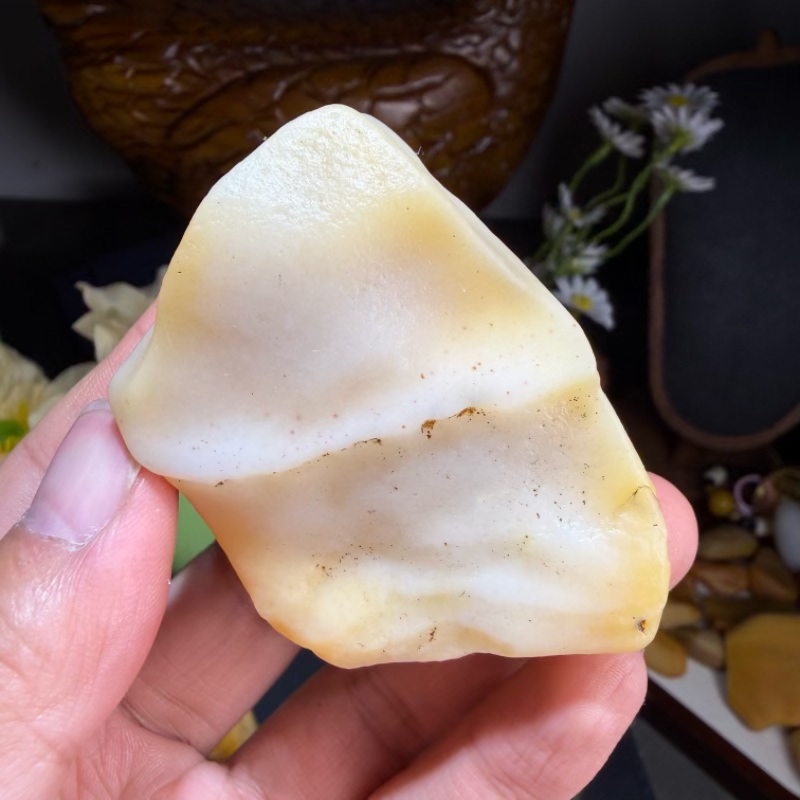 天然地表籽料油坨子冻光沙漠漆原石把玩件重130克雕刻出精品奇石