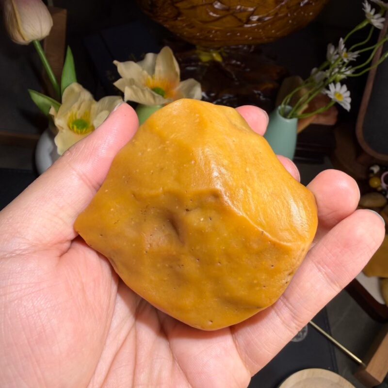 天然地表籽料鸡油黄油坨子沙漠漆原石把玩件重288克雕刻出精品料