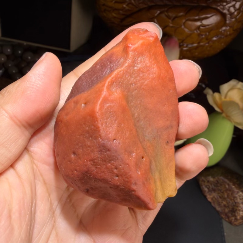 新疆北屯地表籽料俏色彩漆螺旋纹沙漠漆原石把玩件重200克戈壁料