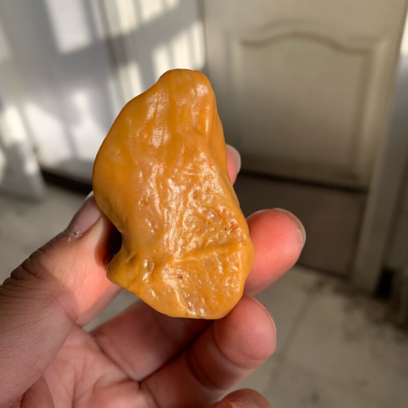 天然鸡油黄油坨子沙漠漆原石把玩件重88.4克雕刻出精品戈壁奇石料