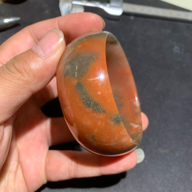 新疆乌尔禾金丝玉红黑花彩玉冻光手镯62口肉质细腻含金沙地表籽料