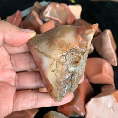 新疆哈密地表籽料天然胶质感冻光红蛋白原石把玩件重151.9克奇石