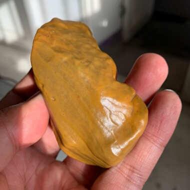 天然鸡油黄秋梨皮沙漠漆原石把玩件重127.2克雕刻出精品戈壁奇石