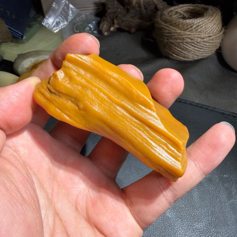 天然鸡油黄螺旋纹沙漠漆原石把玩件重90克戈壁地表籽料品相完美