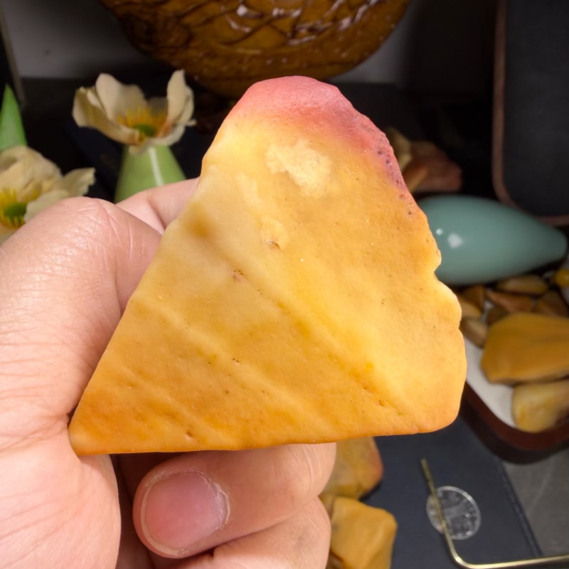 天然地表籽料螺旋纹鸡油黄鸿运当头沙漠漆原石把玩件重156克奇石