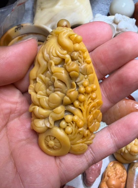 天然沙漠漆镂空雕刻手把件花开富贵把玩件精工雕刻料子油性高