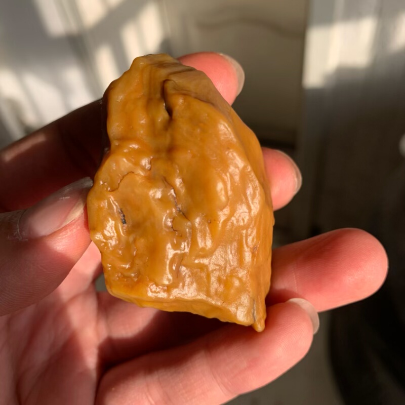 天然鸡油黄螺旋纹沙漠漆原石把玩件重83.8克雕刻出精品戈壁奇石料