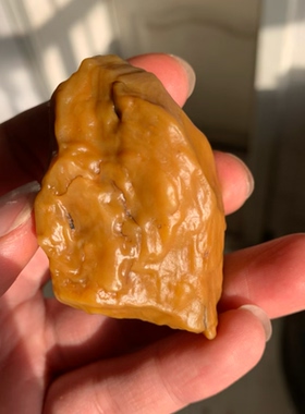 天然鸡油黄螺旋纹沙漠漆原石把玩件重83.8克雕刻出精品戈壁奇石料