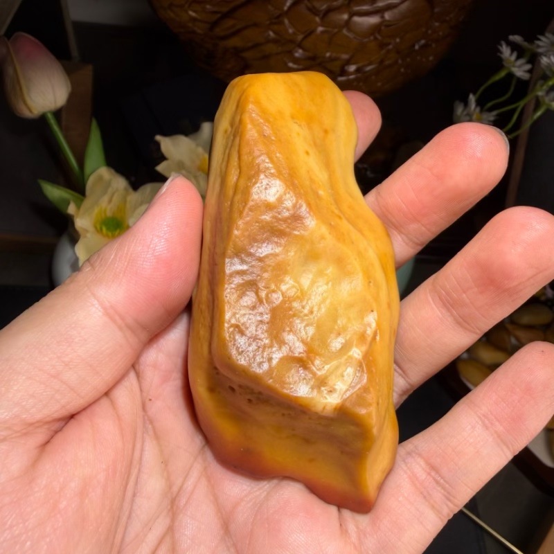 天然地表籽料天然鸡油黄油坨子沙漠漆原石把玩件重157克戈壁奇石