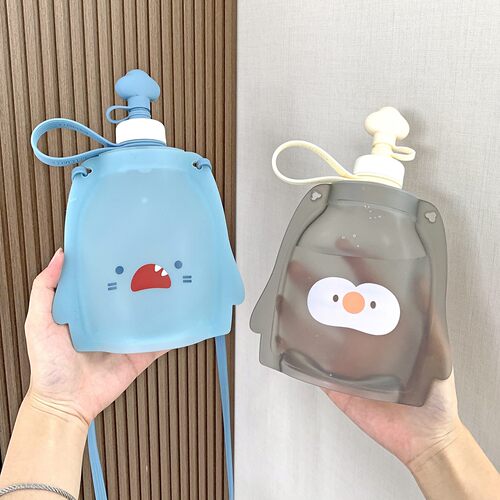 食品级硅胶斜挎折叠水袋便携水杯