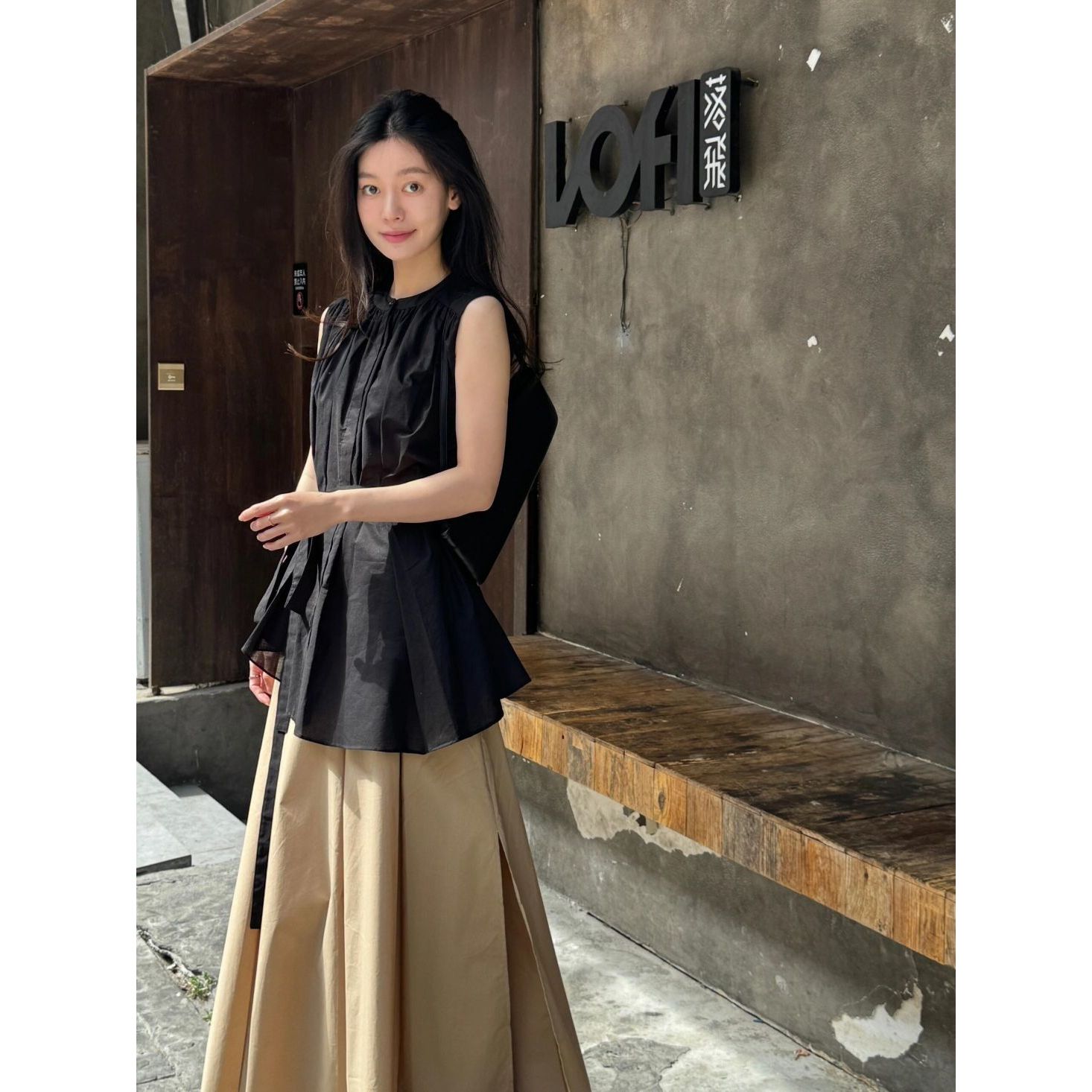 黑色褶皱背心卡其色半身裙两件套女夏装盐系轻熟减龄洋气时尚套装