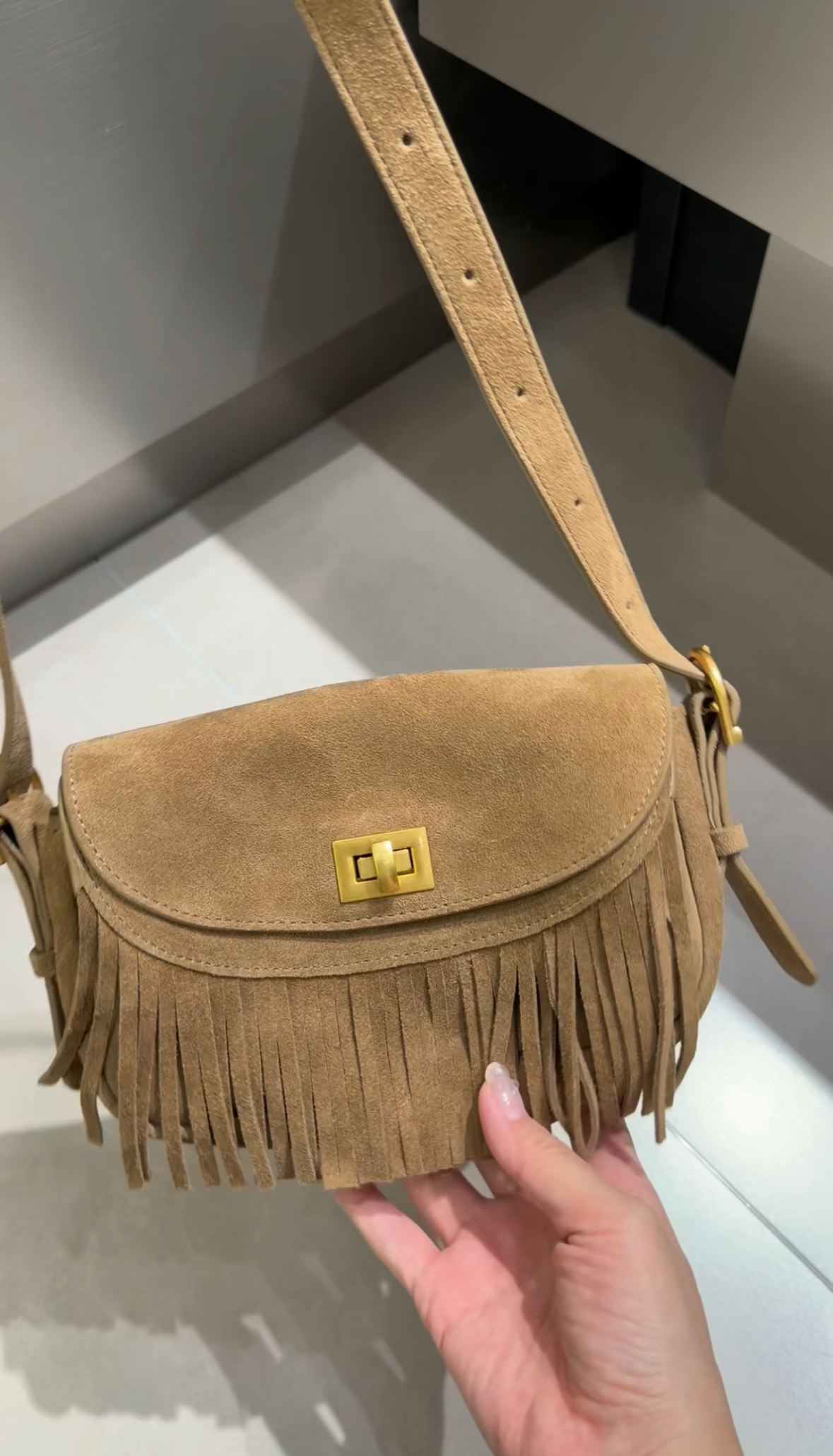 唐发发同款包包女2026新款秋冬真皮磨砂牛皮单肩斜挎流苏马鞍包潮