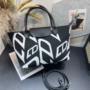 包包女2025新款印花字母饺子包真皮手提包女高级感轻奢斜挎帆布包