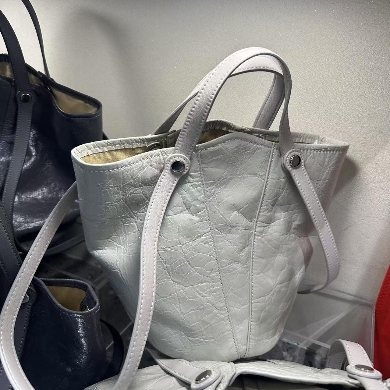 真皮单肩斜挎上班通勤水桶包