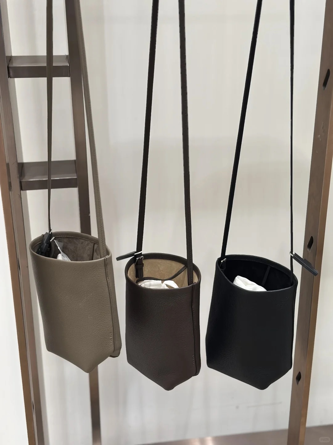 QingLi包包女2025新款秋冬真皮手提斜挎腋下水桶包头层牛皮圆筒包