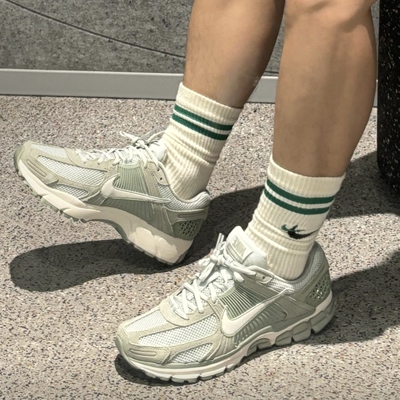 耐克/Nike Zoom Vomero 5 男子运动透气低帮舒适跑步鞋HF1553-300